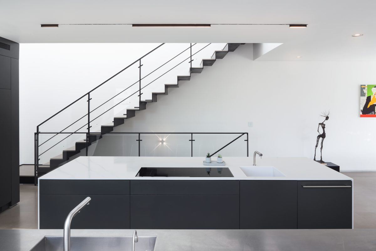 private house קמחי דורי עיצוב תאורה מעל כיור המטבח